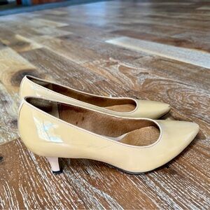 Clarks Artisan Nude Tan Patent Leather Kitten Heel Pumps / Shoes - Women’s 6M